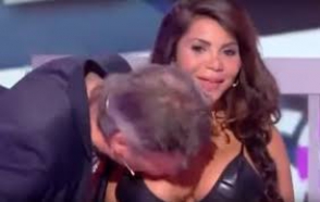 Французский телеведущий в прямом эфире поцеловал актрису в грудь (видео)